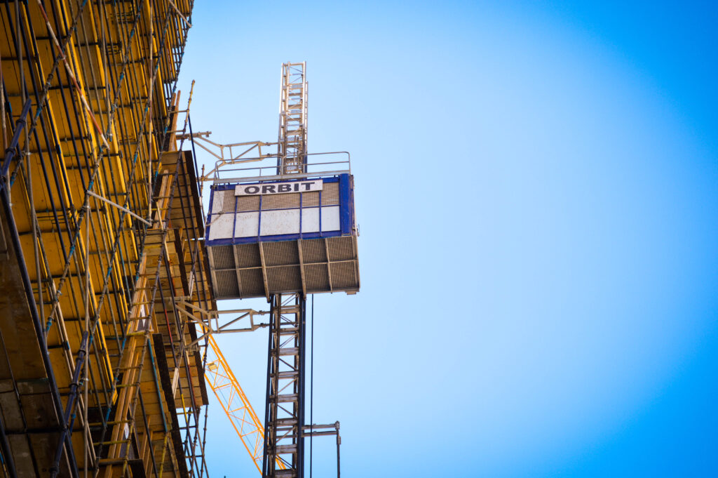HOE crane operations on a Dubai high-rise site